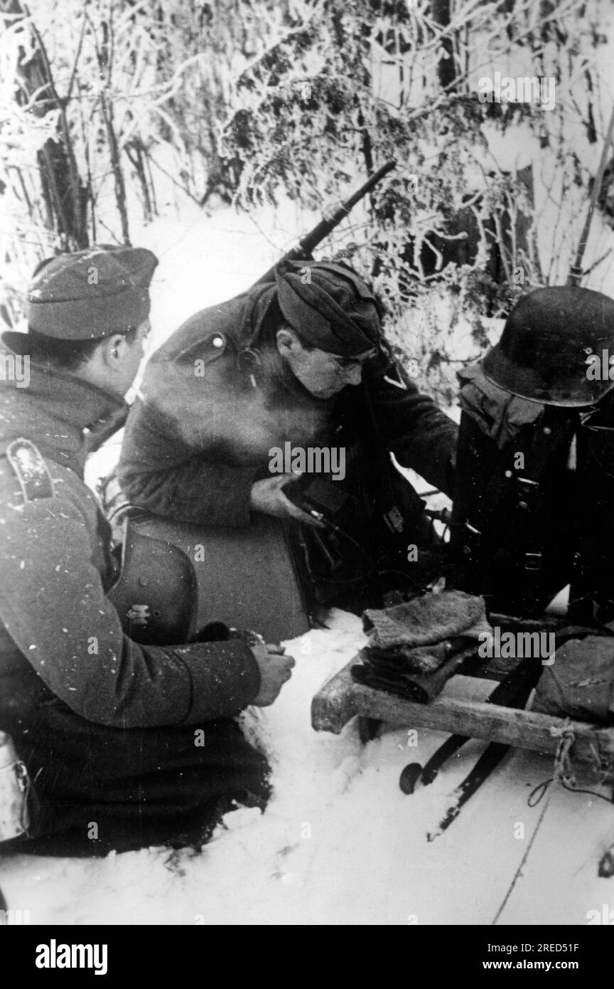 Deutsche Artilleriebesucher tragen ihr Funkgerät auf einem Schlitten in der Region Klin, um im Tiefschnee mobiler zu sein. Foto: E. Bauer [automatisierte Übersetzung] Stockfoto