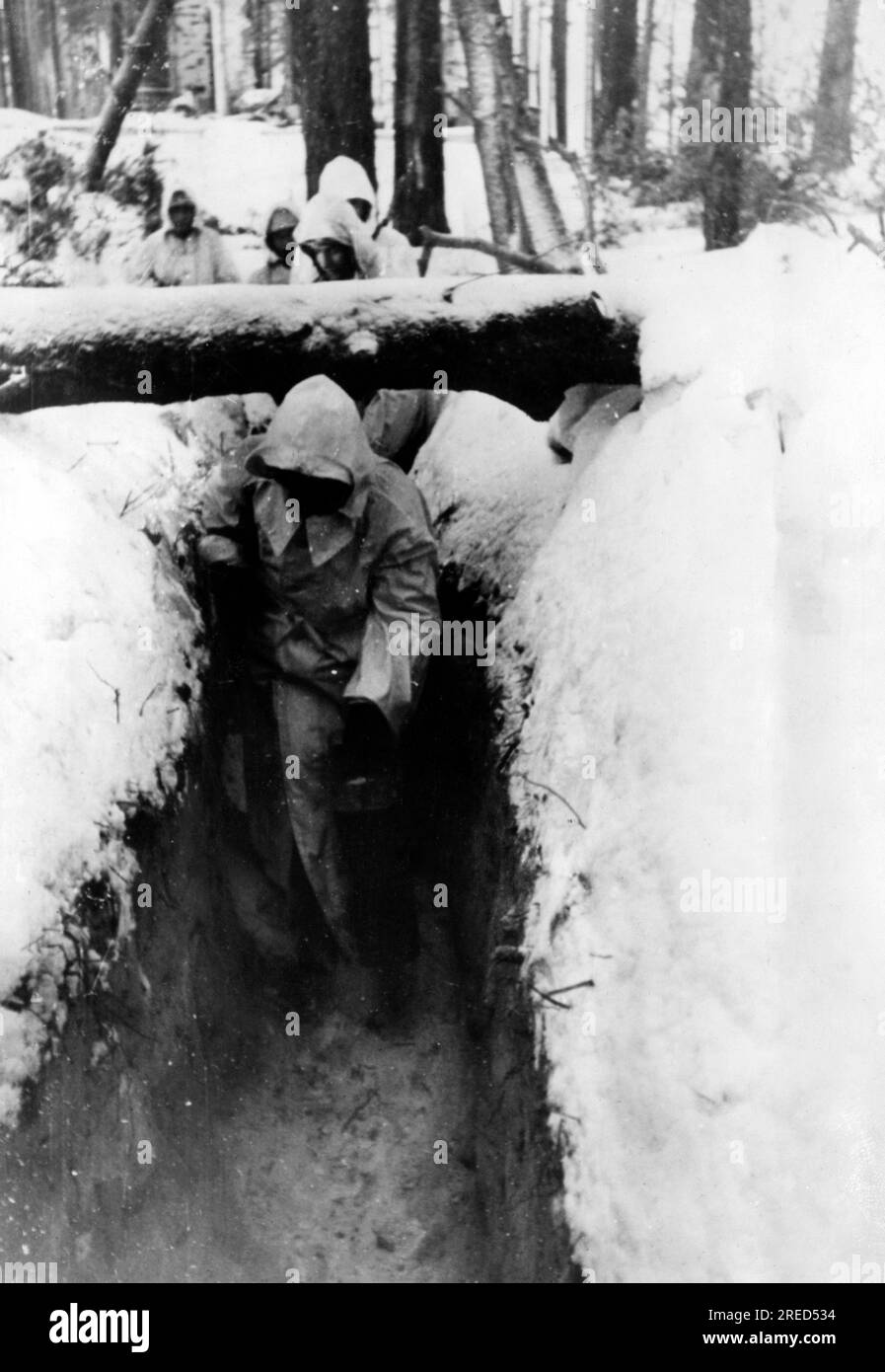 Deutsche Soldaten gehen in einem Graben vor, um Hilfe zu erhalten. Foto: Rynas [maschinelle Übersetzung] Stockfoto