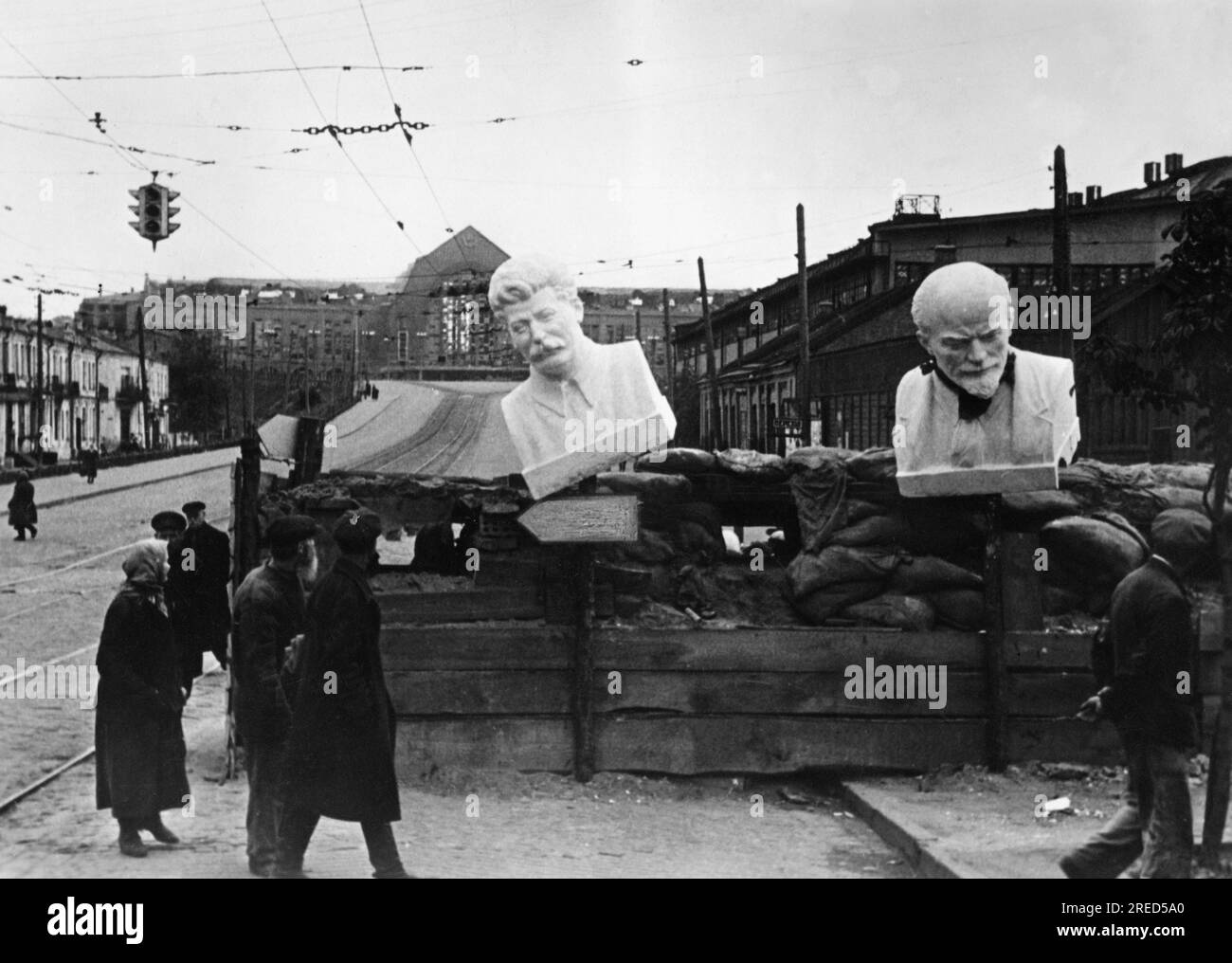 Büsten von Stalin und Lenin auf einer Barrikade am Hauptbahnhof während der Kämpfe um Kiew in der Ukraine im südlichen Teil der Ostfront. Foto: Mittelstaedt [automatisierte Übersetzung] Stockfoto