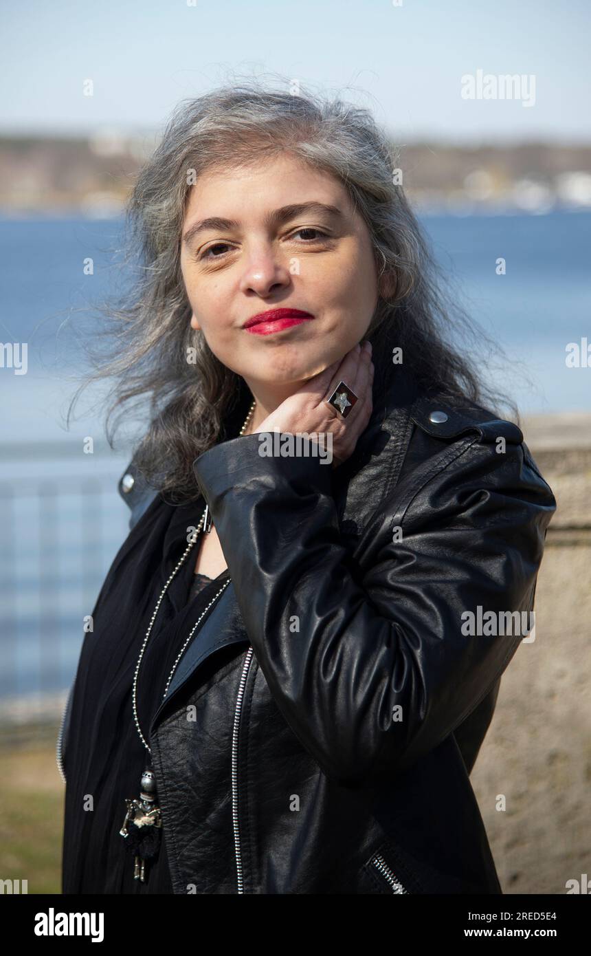 " Berlin, 21.03.2022: Porträt Mariana Enriquez, geboren 1973 in Buenos Aires, Schriftstellerin und Schriftstellerin. 2021 wurde sie in die engere Wahl für den Internationalen Booker-Preis gewählt. Ihre Werke haben zahlreiche Auszeichnungen erhalten und wurden in viele Sprachen übersetzt. Für "Unser Teil der Nacht" erhielt sie den Premio Herralde, den wichtigsten Preis für spanischsprachige Literatur, 2019 in Berlin, 21.03.2022: Portrait Mariana Enriquez, geboren 1973 in Buenos Aires, Autorin und Schriftstellerin. 2021 wurde sie in die engere Wahl für den Internationalen Booker-Preis gewählt. Ihre Werke haben zahlreiche Auszeichnungen erhalten und wurden in viele übersetzt Stockfoto