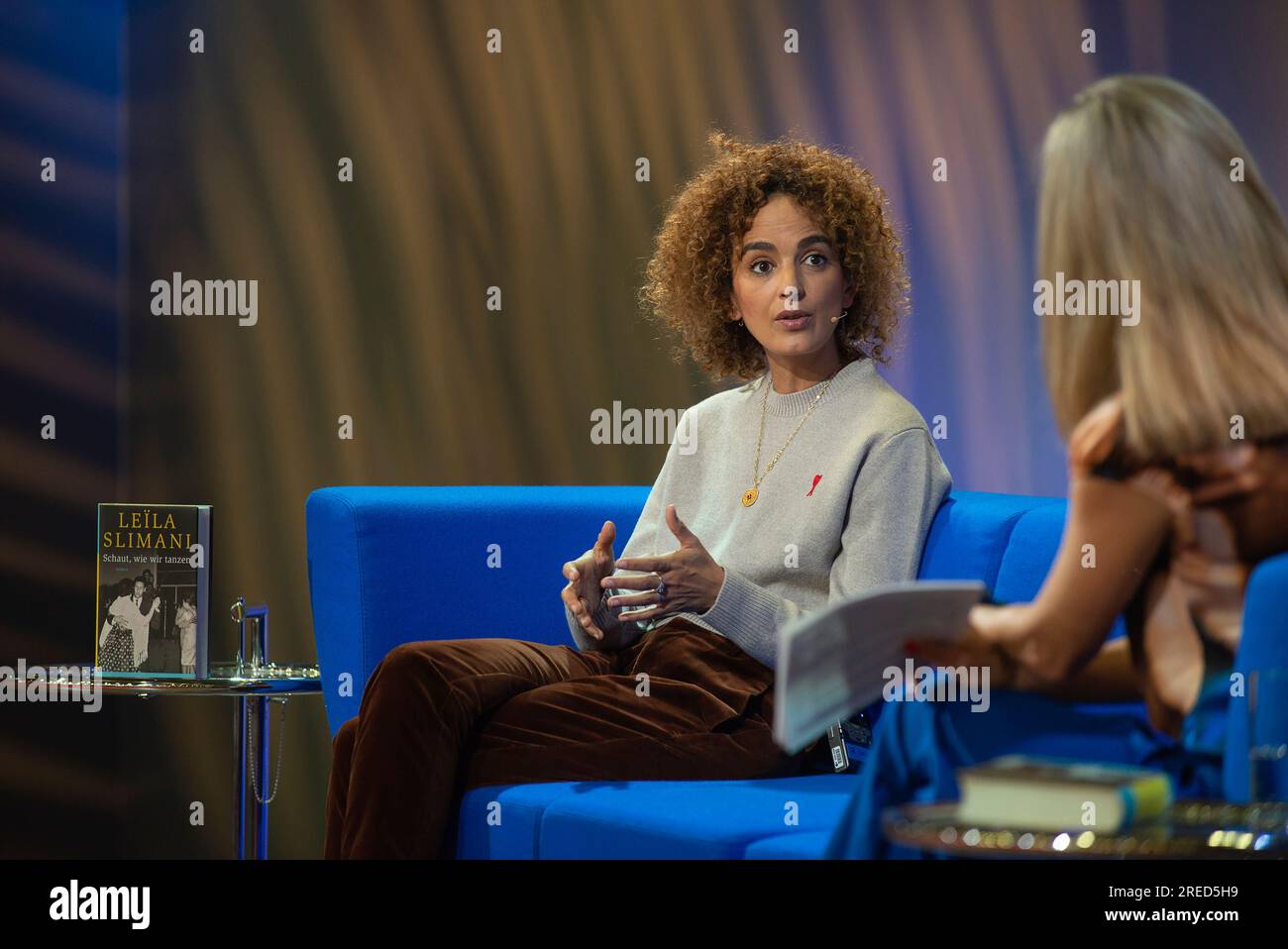 Frankfurt am Main, DEU, 20.10.2022: Portrait Leila Slimani, geboren am 3. Oktober 1981 in Rabat, Marokko, ist französisch-marokkanischer Schriftsteller und Journalist. 2016 erhielt sie den Preis Goncourt für ihren Roman „Chanson douce“. Stockfoto