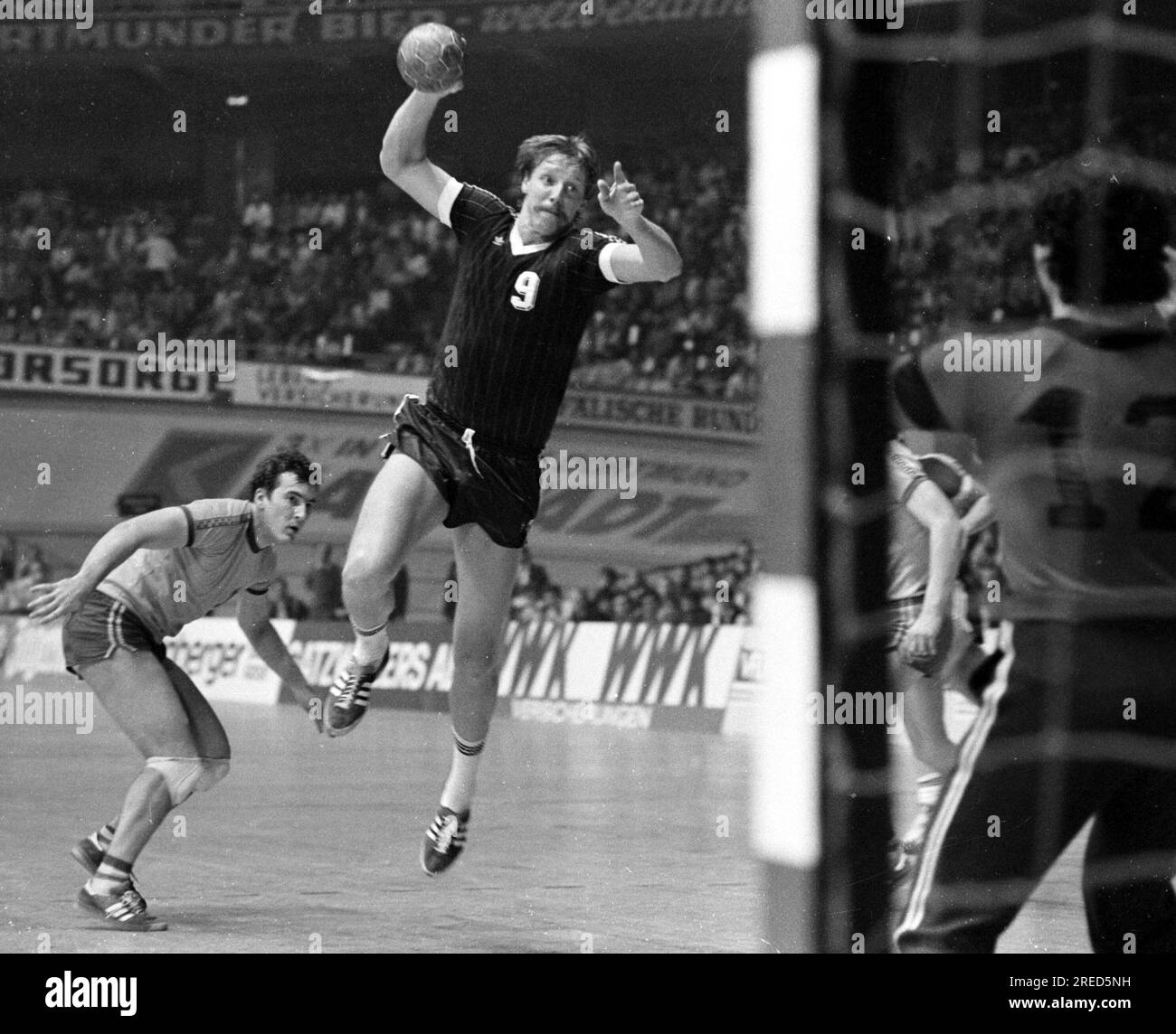 Erhard Wunderlich (Gummersbach) in Aktion (Empfehlung 3,82). Europapokal VFL Gummersbach – SC Leipzig 27.03.1982 in Dortmund Westfalenhalle [maschinelle Übersetzung] Stockfoto