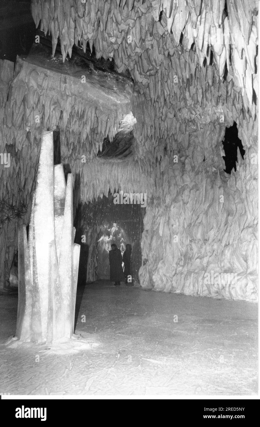 In der Ausstellung Cinefantastic im Studiotour Babelsberg wird die Filmgeschichte nachgestellt. Eispalast „Cristal Cave“ (Bild). Foto: MAZ/Bernd Gartenschläger, 17.12.1993 [automatisierte Übersetzung]“ Stockfoto