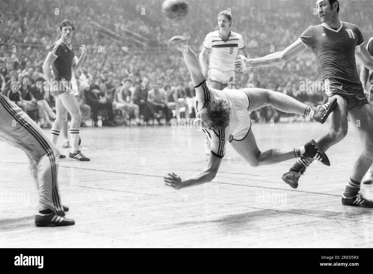 Handball-Europapokalfinale in Dortmund 01.05.1983. VFL Gummersbach - ZSKA Moskau 13:14 (erste Etappe 19:15). Spielszene: VFL Gummersbach zum Angriff. [Maschinelle Übersetzung] Stockfoto