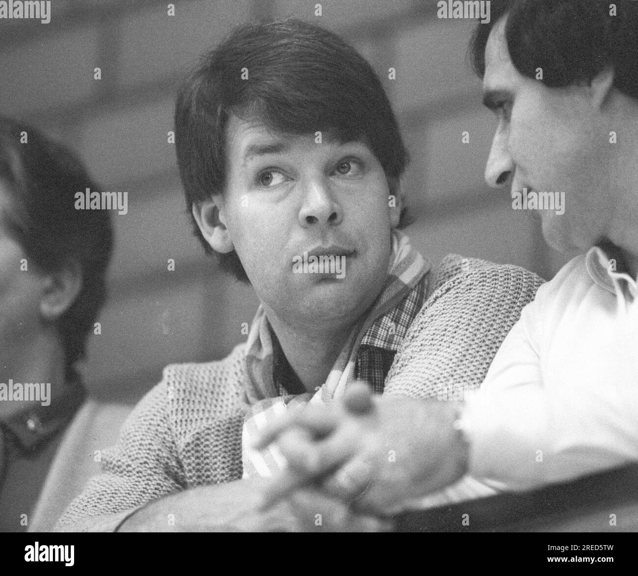 Europäischer Hallen-Handballbecher VFL Gummersbach - Karlskrona 21.11.1981. Joachim Deckarm als Zuschauer. [Maschinelle Übersetzung] Stockfoto