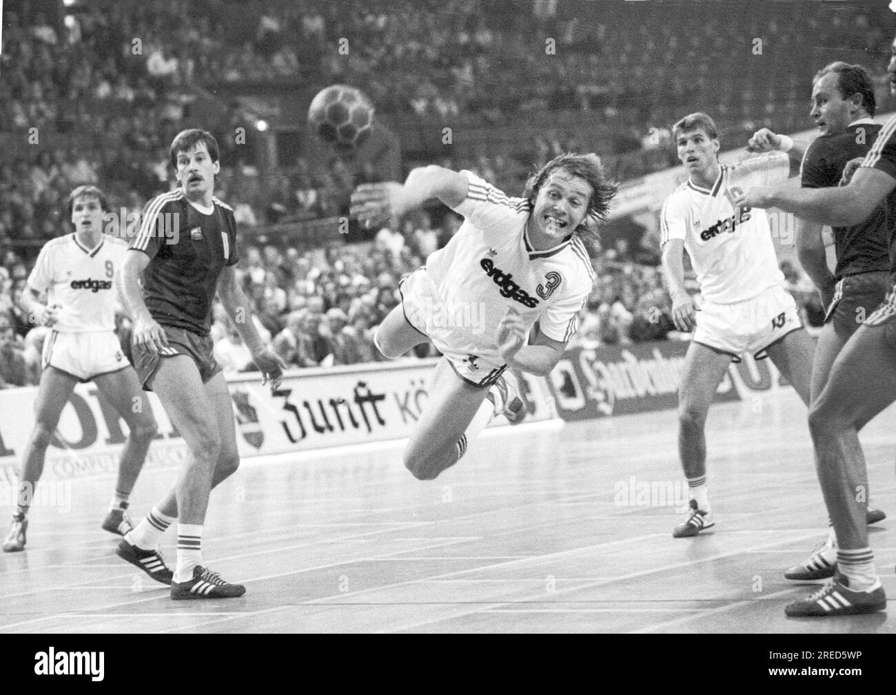 Indoor Handball Europapokal IHF Cup VFL Gummersbach - granitas Kaunus 07.11.1987 in Köln / Christian Fitzek (VFL) Überwürfe, Right Arason (VFL) [automatisierte Übersetzung] Stockfoto