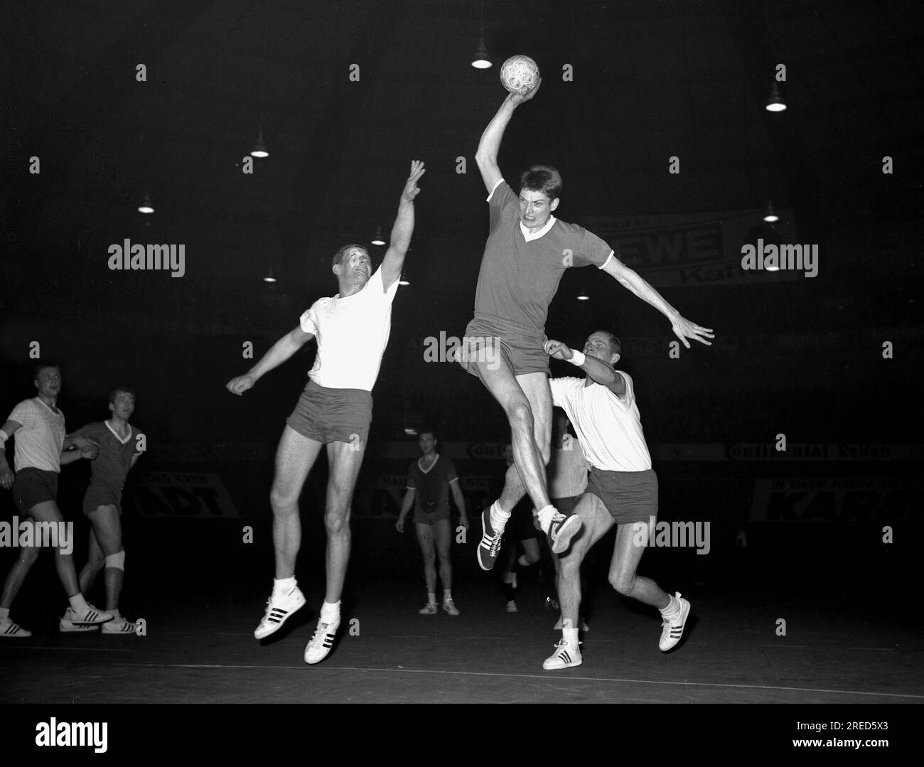 Deutsche Hallenhandballmeisterschaft 25.03.1967 in Dortmund: VFL Gummersbach deutscher Champion nach Finalsieg gegen TV Hochdorf (23:7). Hans Gerd Bölter (Gummersbach) im Anflug. [Maschinelle Übersetzung] Stockfoto