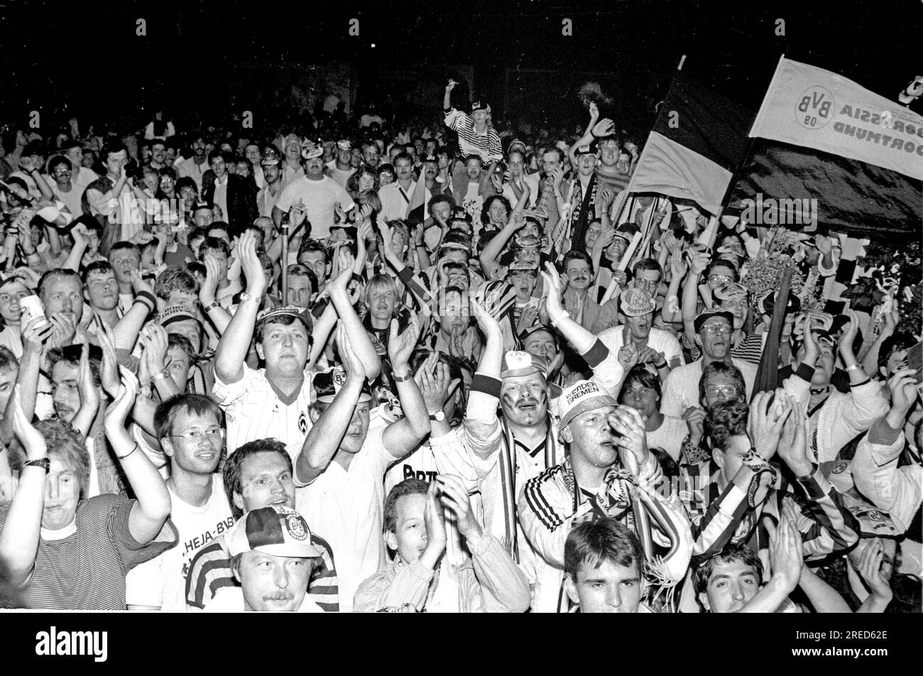 Endgewinner des DFB-Pokals Borussia Dortmund nach dem 4:1. Sieg gegen Werder Bremen 24.06.1989/BVB-Fans feierten ihr Team bis spät in die Nacht vor dem Team-Hotel [automatisierte Übersetzung] Stockfoto