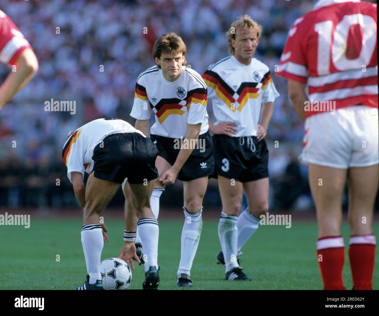 Fußball EM 1988 Deutschland - Dänemark 2:0 /14.06.1988 in Gelsenkirchen/ von links: Pierre Littbarski, Matthias Herget , Andy Brehme und Preben Elkjaer (10) [automatisierte Übersetzung] Stockfoto