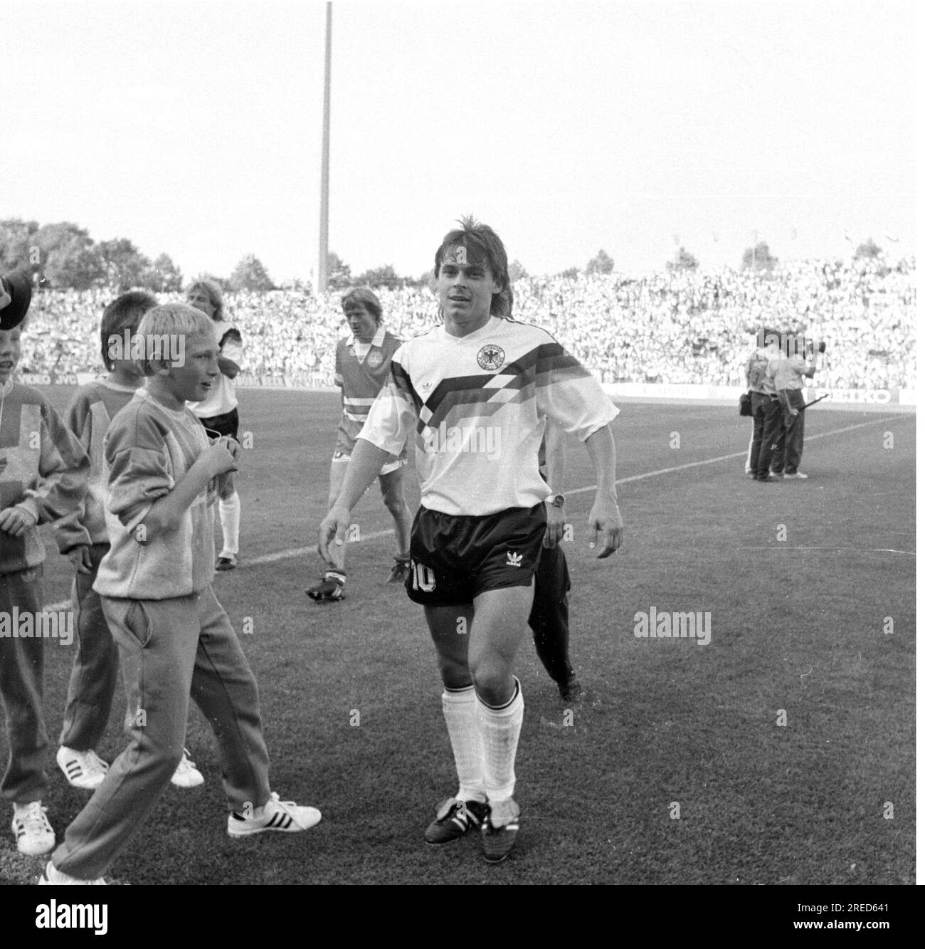 Fußball EM 1988 Deutschland - Dänemark 2:0 /14.06.1988 in Gelsenkirchen/ Olaf Thon geht vom Spielfeld ab [automatisierte Übersetzung] Stockfoto