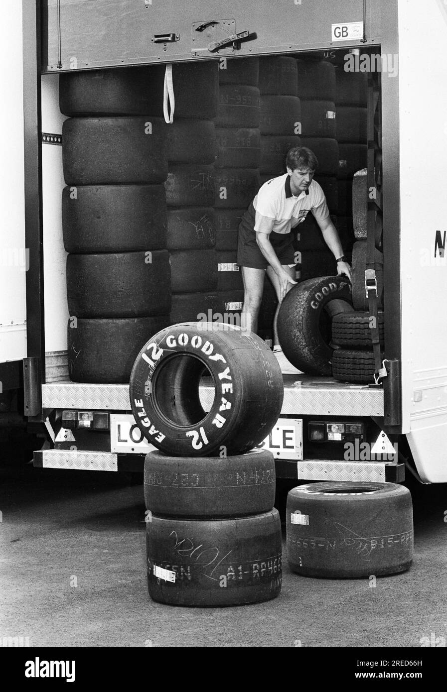 Deutschland, Hockenheim, 15.07.1992 Archiv: 35-39-18 Formel-1-Probefahrten beim Hockenheimring Foto: Truck with Tires from Good Year [maschinelle Übersetzung] Stockfoto