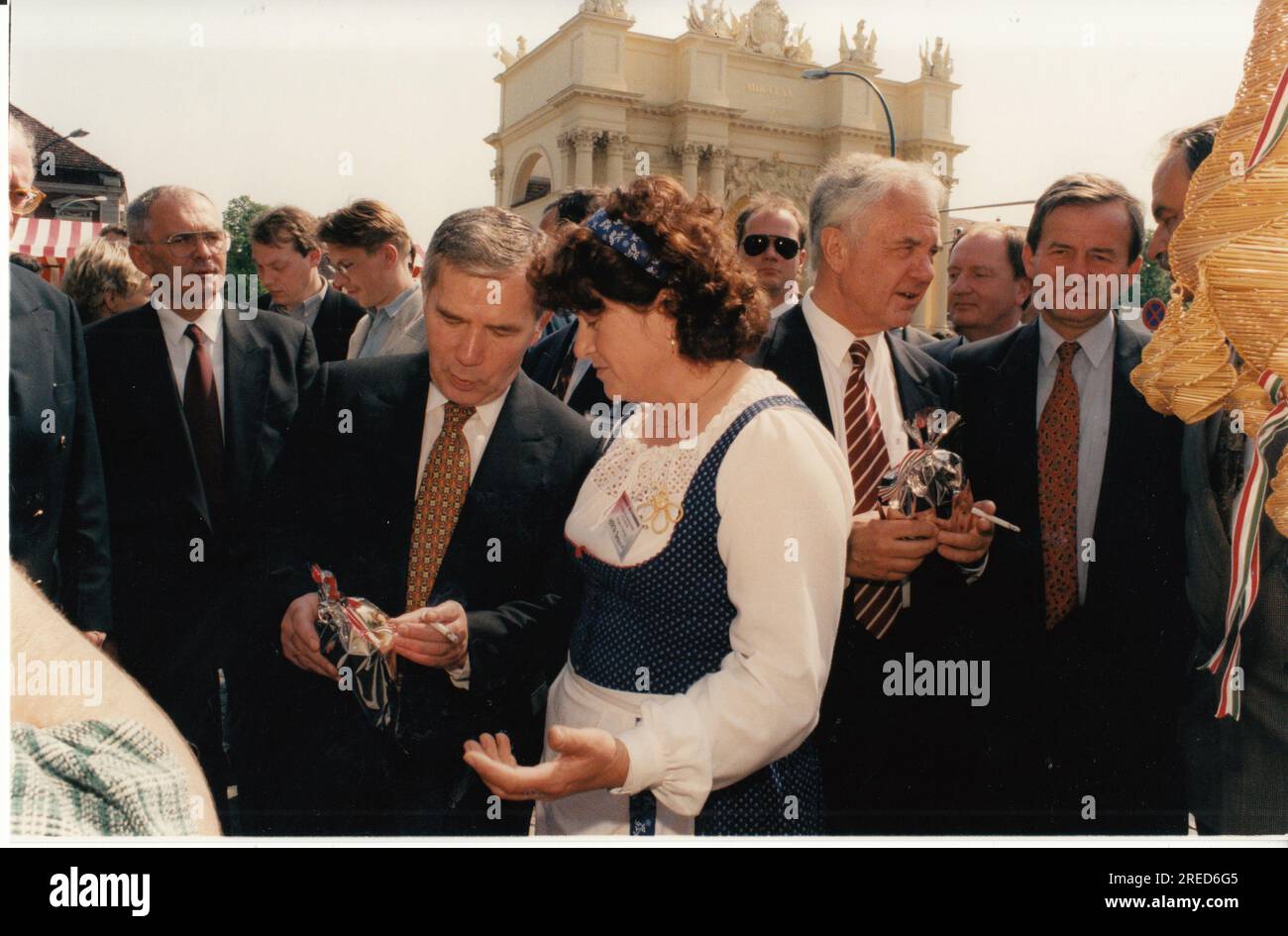 Gyula Horn (Front), Premierminister Ungarns auf einem Besuch in Deutschland. Hier zur Eröffnung der ungarischen Kulturtage am Luisenplatz in Potsdam. Foto: MAZ/Peter Sengpiehl, 14.05.1997 [automatisierte Übersetzung] Stockfoto