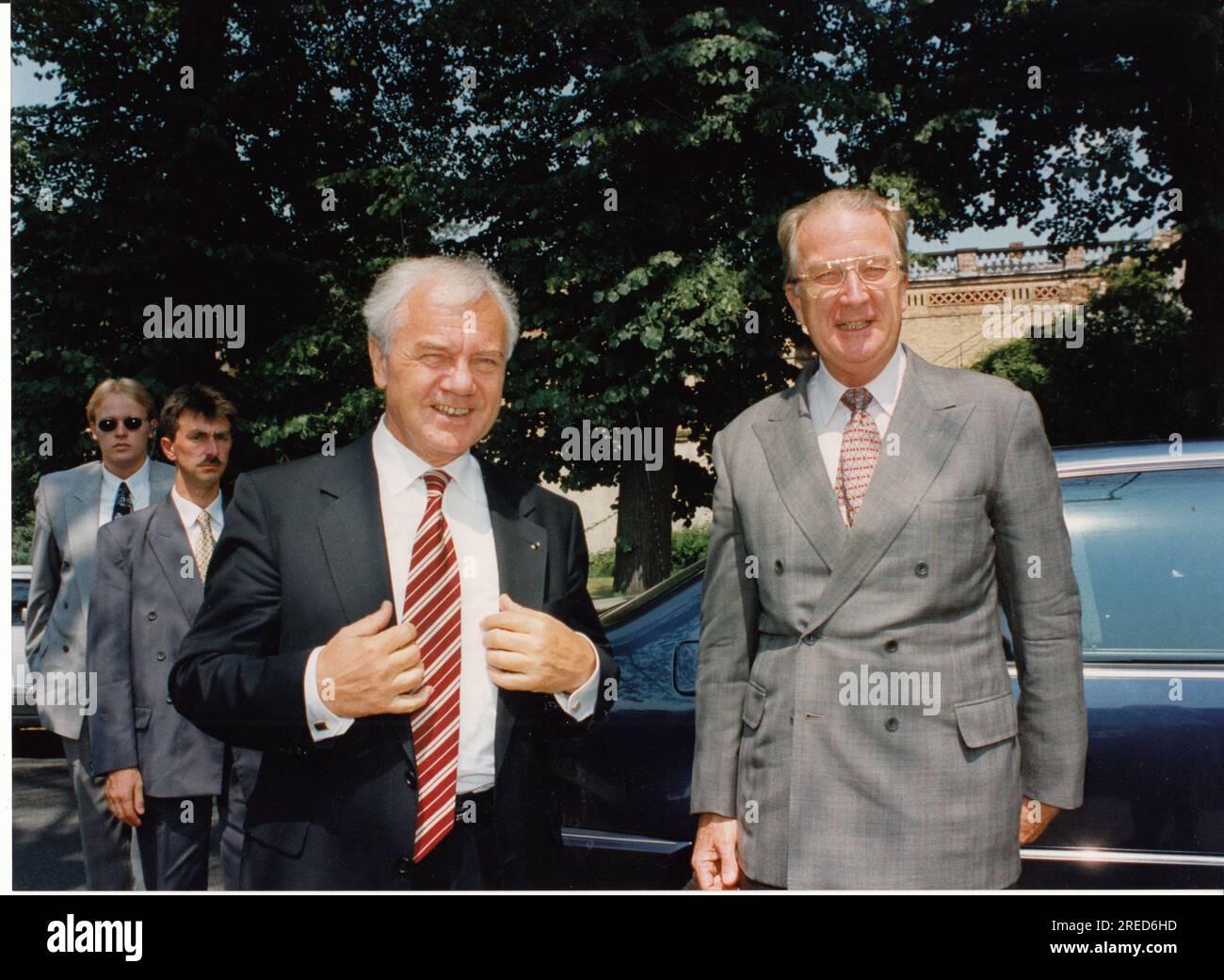 Während ihres Deutschlandbesuchs blieben auch der belgische König Albert II und Königin Paola in Potsdam. Manfred Stolpe empfängt die Gäste in Sanssouci in den New Chambers zum Essen. Manfred Stolpe (L.) und König Albert II Foto: MAZ/Bernd Gartenschläger, 12.07.1995 [automatisierte Übersetzung] Stockfoto