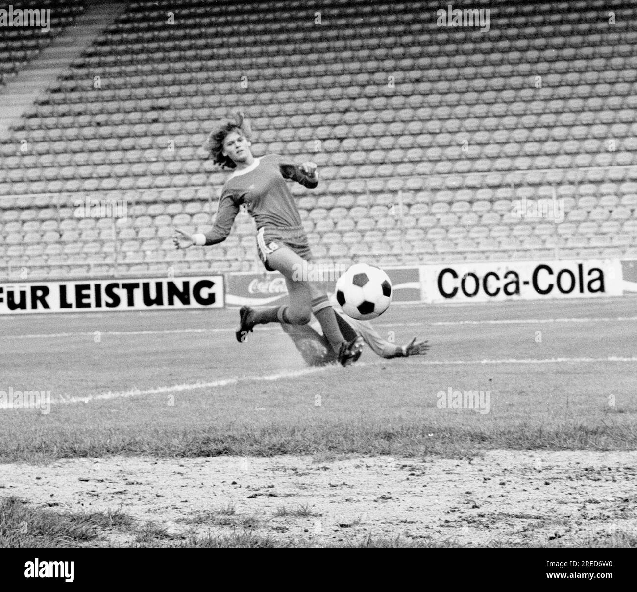 Deutscher Frauenfußball - Halbfinale der Meisterschaft 04.06.1971 , FC Bayern München - TV Jahn Delmenhorst 5:2 / Tor 1:0 von Karin Danner (FC Bayern) vor leeren Ständen [maschinelle Übersetzung] Stockfoto