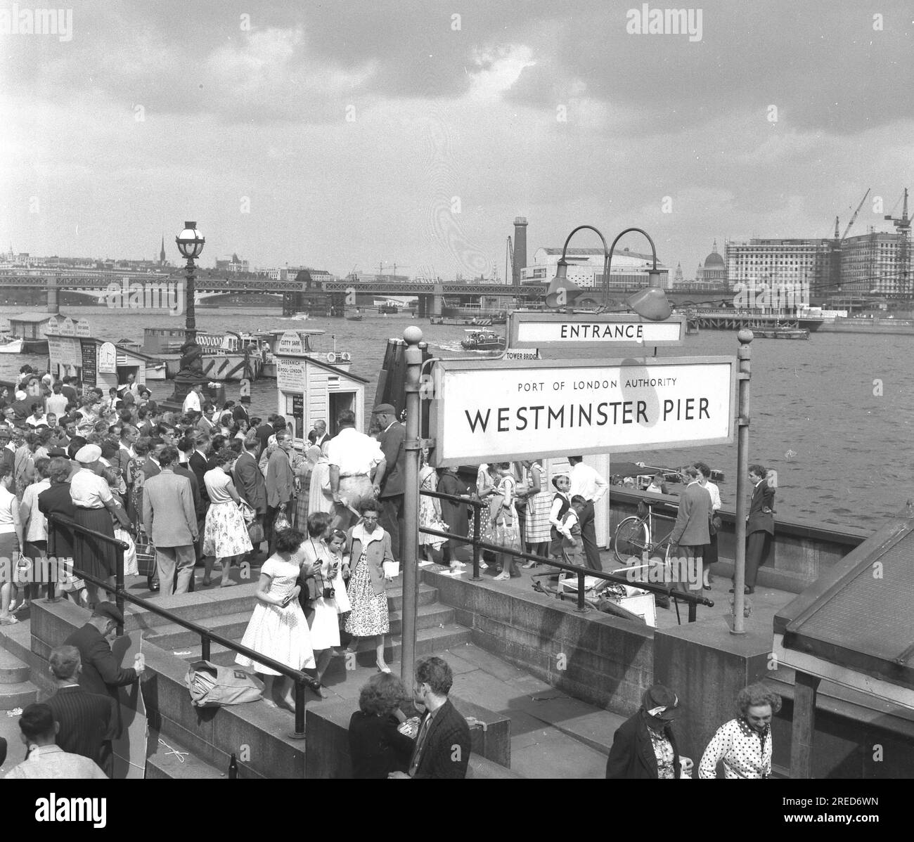 Stadtblick über London in den 1950er Jahren : Westminster Pier an der Themse mit vielen Besuchern 03.08.1959 [maschinelle Übersetzung] Stockfoto