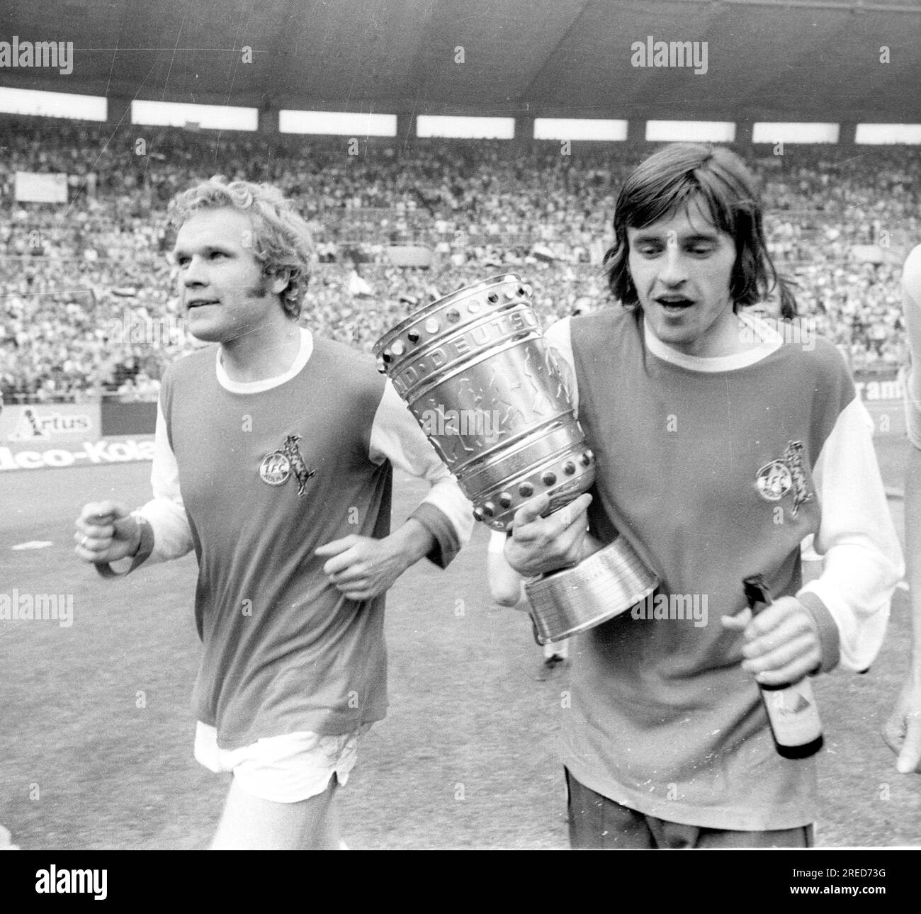 DFB-Cup-Finale 1973: Borussia Mönchengladbach - 1. FC Köln 2:1 / Christian Kulik (Borussia) mit dem Becher auf der Ehrenrunde, links Klaus-Dieter Sieloff (Borussia) [automatisierte Übersetzung] Stockfoto