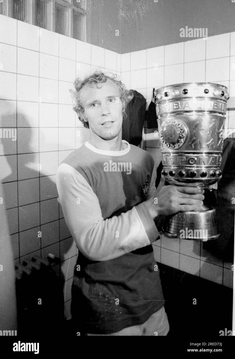 DFB-Cup-Finale 1973: Borussia Mönchengladbach - 1. FC Köln 2:1/Pokalgewinner Berti Vogts (Borussia) in der Garderobe mit dem DFB Cup [maschinelle Übersetzung] Stockfoto