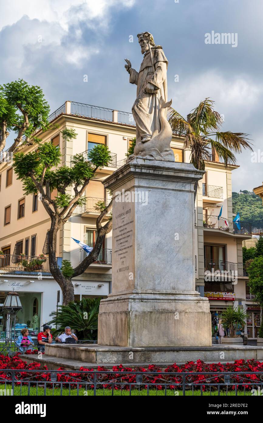 Die Statue von Sant' Antonino steht im Zentrum eines attraktiven Gartens auf der Piazza Sant' Antonino in Sorrent in der Region Kampanien im Südwesten Italiens Stockfoto