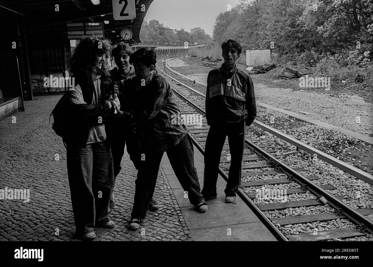 DDR, Berlin, 22.04.1990, junge Leute auf dem Bahnsteig S-Bahnhof Humboldthain, [automatisierte Übersetzung] Stockfoto