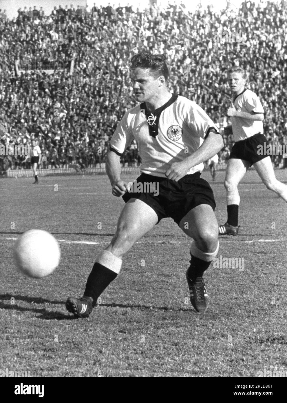 Internationales Fußballspiel: Griechenland - Bundesrepublik Deutschland 0:3 auf 20.11.1960 in Athen. Albert Brülls (Deutschland) in Aktion. [Maschinelle Übersetzung] Stockfoto