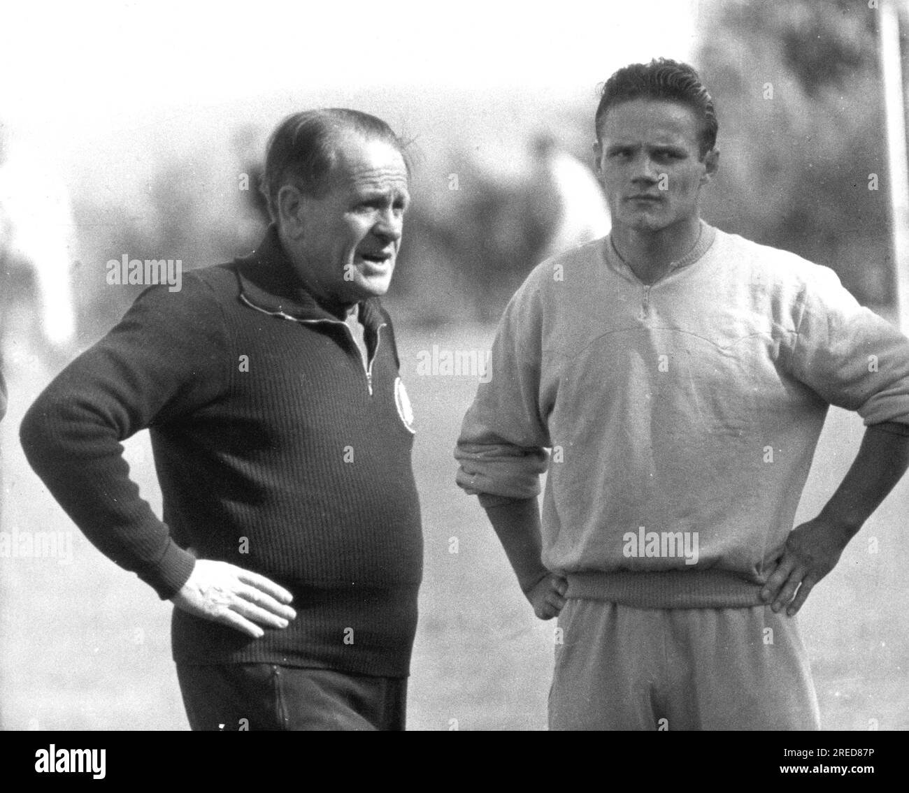 Nationaltrainer Sepp Herberger und Albert Brülls bei einem Trainingskurs für die deutsche Fußballnationalmannschaft in Duisburg-Wedau am 29. September 1959. [Maschinelle Übersetzung] Stockfoto