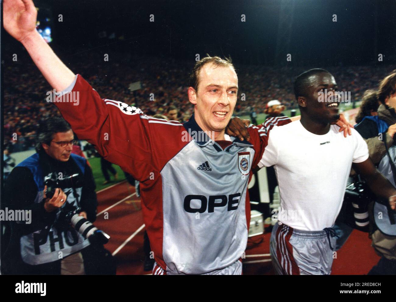 Championsleague 1998/99. FC Bayern München - Dynamo Kiew 1:0/21.04.1999. Mario Basler (vorne) und Kuffour auf dem Schoß der Ehre. [Maschinelle Übersetzung] Stockfoto
