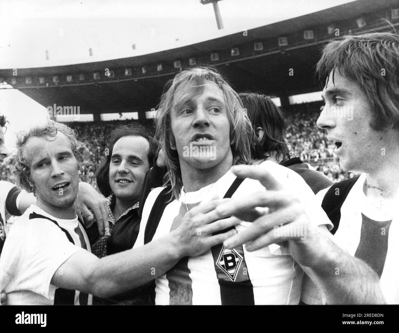 DFB-Cup-Finale 1973 in Düsseldorf: Bor. Mönchengladbach - 1. FC Köln 2:1 / 23.06.1973. Der letzte Applaus für Borussia Li. Berti Vogts. Zentrum: Günter Netzer. [Maschinelle Übersetzung] Stockfoto
