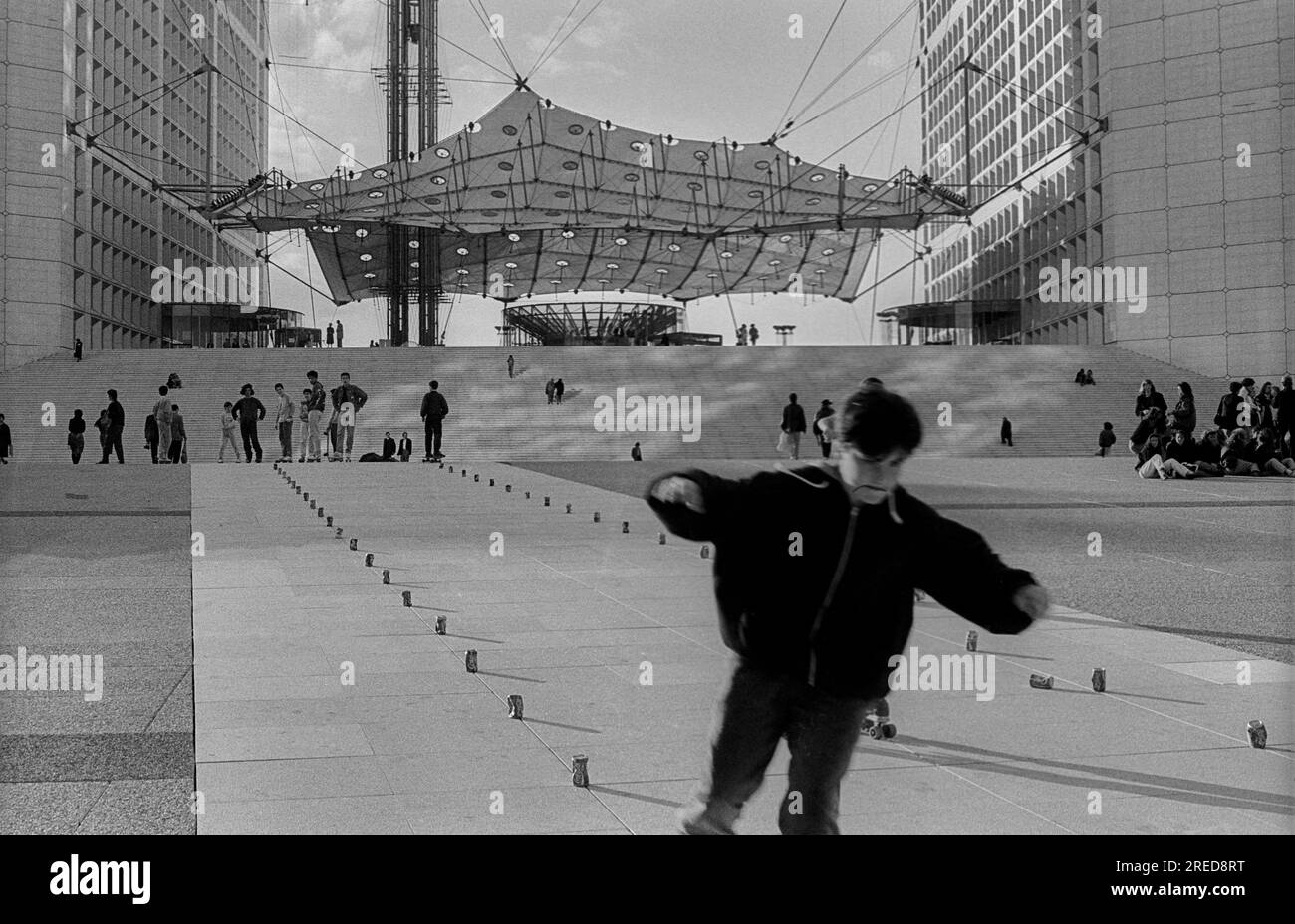 Frankreich, Paris, 23.03.1990, Satellitenstadt La Défense, Rollschuhläufer am Triumphbogen [automatisierte Übersetzung] Stockfoto