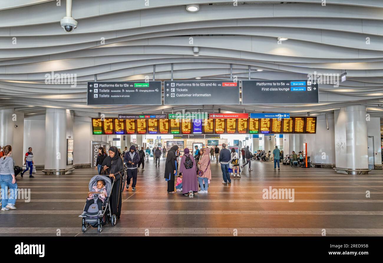 Unterirdische Halle am Bahnhof Birmingham New Street, West Midlands, Großbritannien, am 23. Juli 2023 Stockfoto