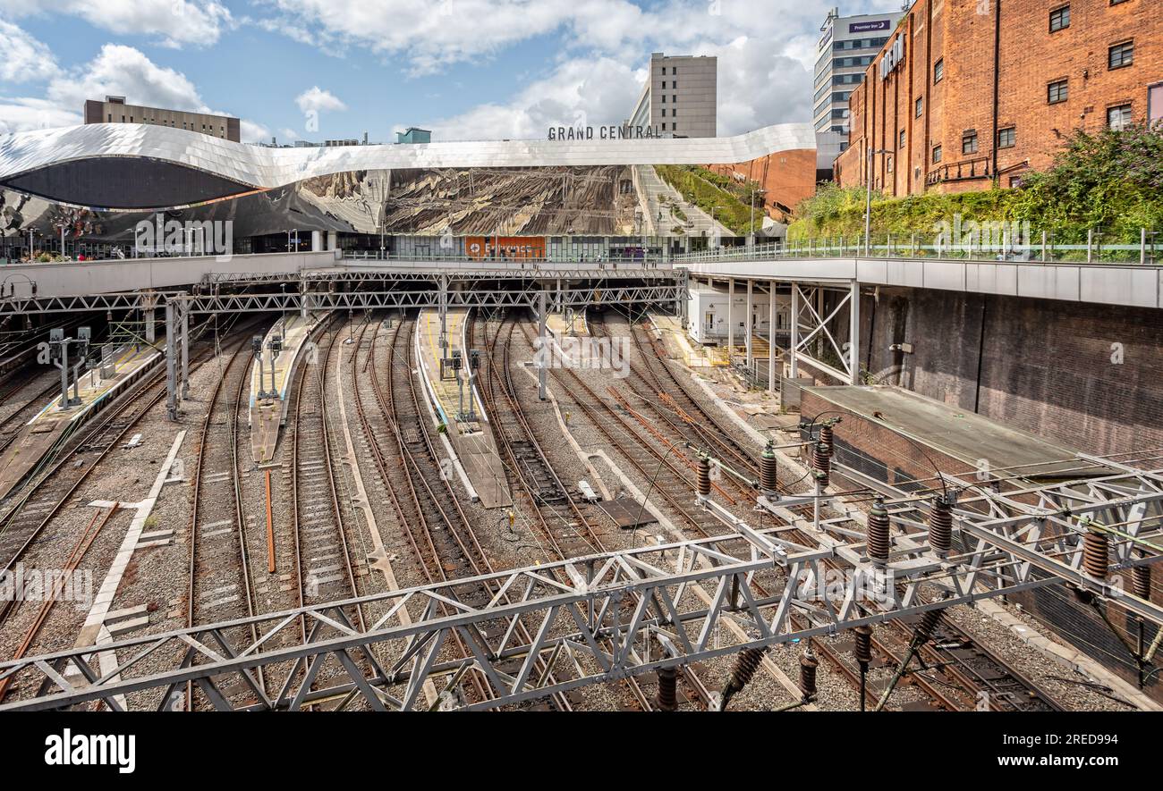 Mehrere Bahnlinien, die am 23. Juli 2023 unter dem östlichen Eingang in den Bahnhof Birmingham New Street, West Midlands, Großbritannien, einfahren Stockfoto