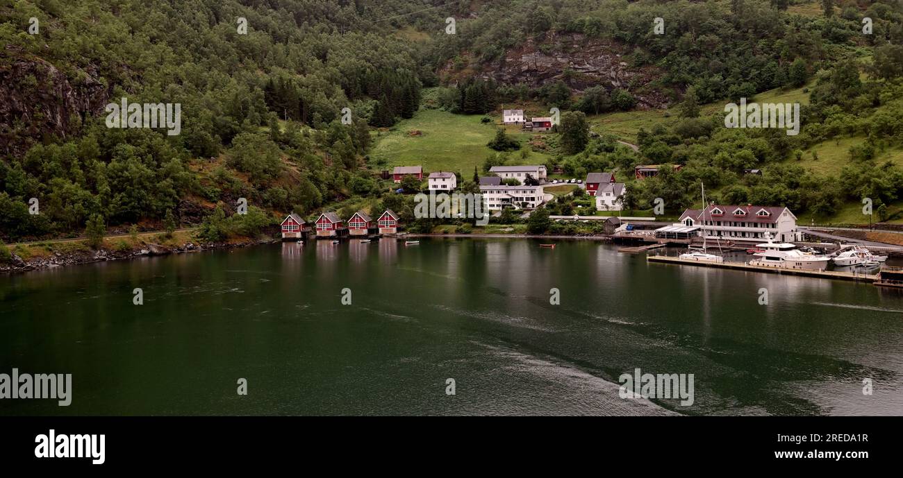 Häuser neben dem Aurlandsfjorden in Flam in Westnorwegen. Stockfoto