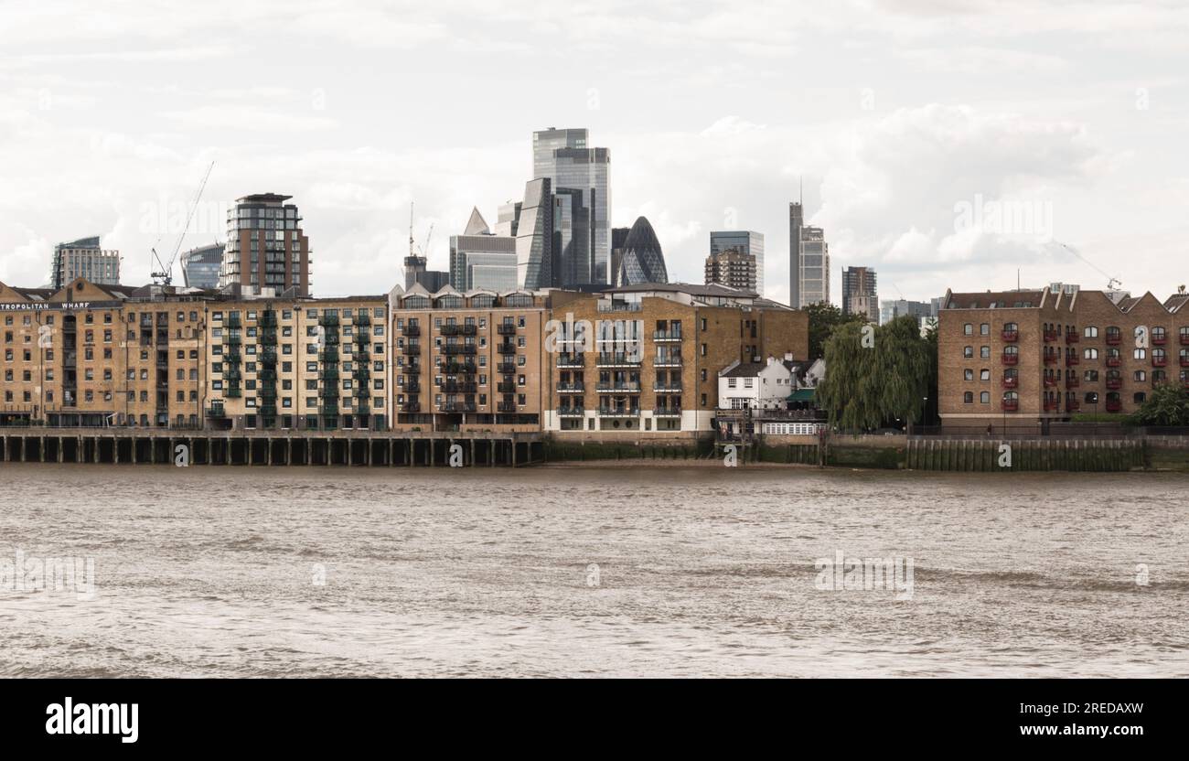 Die Skyline von London und der Prospect of Whitby - ein historisches öffentliches Haus am Ufer der Themse in Wapping, London, E1, England, Großbritannien Stockfoto