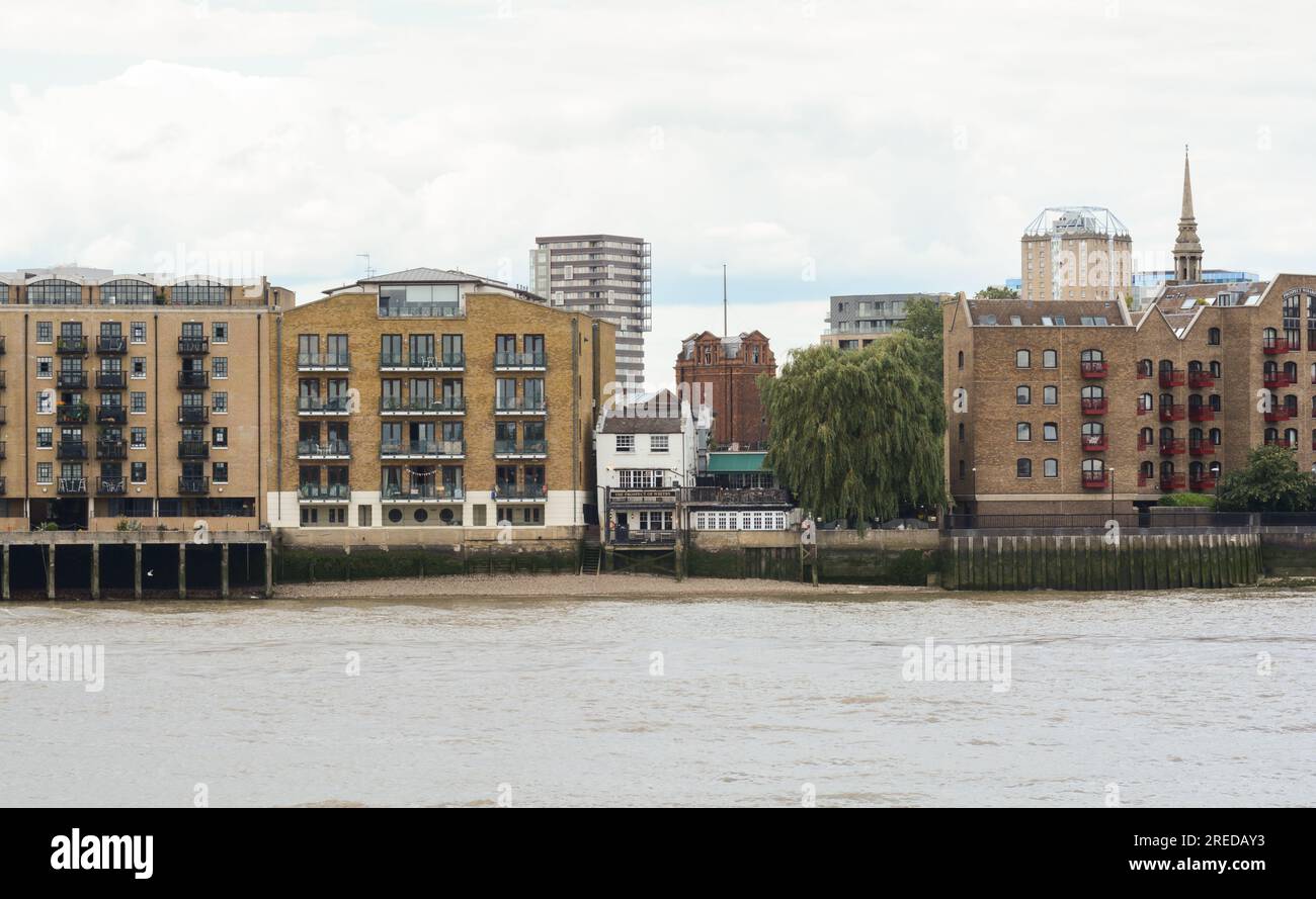 Der Fluss mit Blick auf Prospect of Whitby - ein historisches öffentliches Haus am Ufer der Themse in Wapping, Tower Hamlets, London, E1, England, GROSSBRITANNIEN Stockfoto