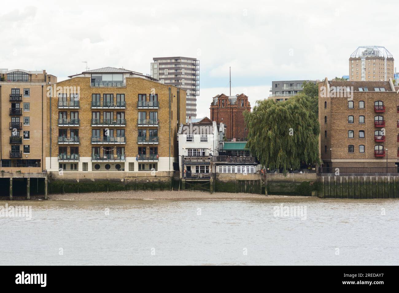 Der Fluss mit Blick auf Prospect of Whitby - ein historisches öffentliches Haus am Ufer der Themse in Wapping, Tower Hamlets, London, E1, England, GROSSBRITANNIEN Stockfoto