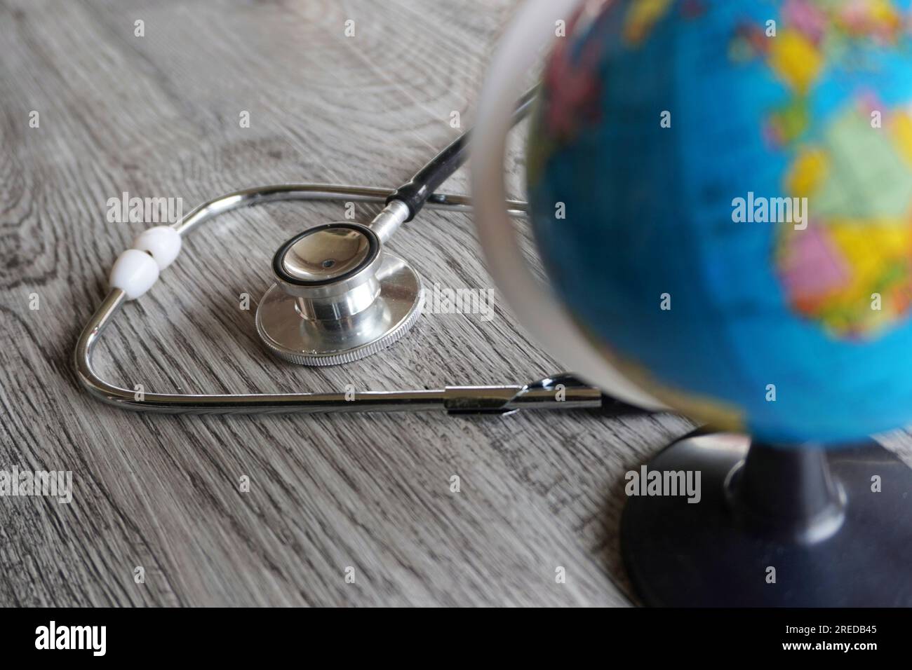 Selektives Fokusbild von Stethoskop und Weltkugel mit Kopierbereich. Global Health und World Health Day Konzept Stockfoto