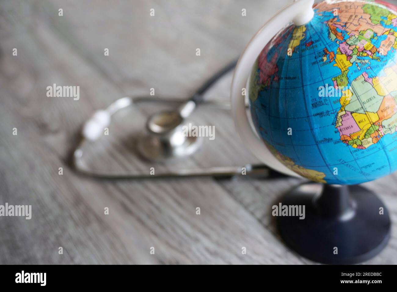 Selektives Fokusbild von Stethoskop und Weltkugel mit Kopierbereich. Global Health und World Health Day Konzept Stockfoto