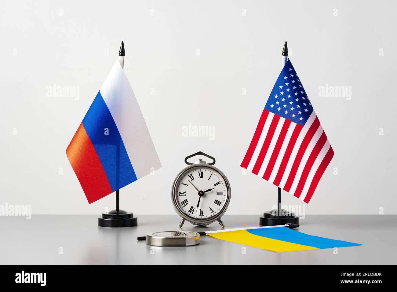 Flaggen der USA, Russlands und der Ukraine auf grauem Hintergrund Stockfoto