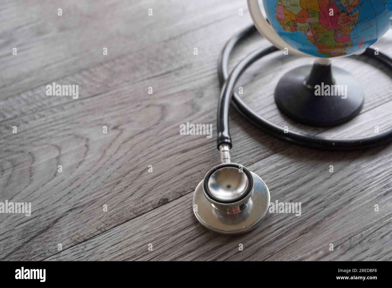 Selektives Fokusbild von Stethoskop und Weltkugel mit Kopierbereich. Global Health und World Health Day Konzept Stockfoto