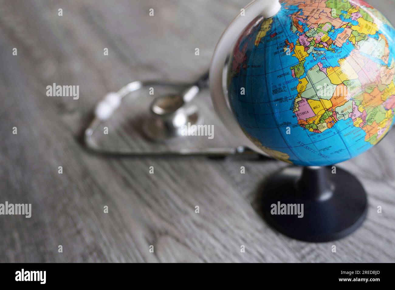 Selektives Fokusbild von Stethoskop und Weltkugel mit Kopierbereich. Global Health und World Health Day Konzept Stockfoto