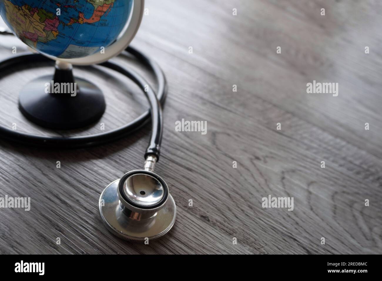 Selektives Fokusbild von Stethoskop und Weltkugel mit Kopierbereich. Global Health und World Health Day Konzept Stockfoto