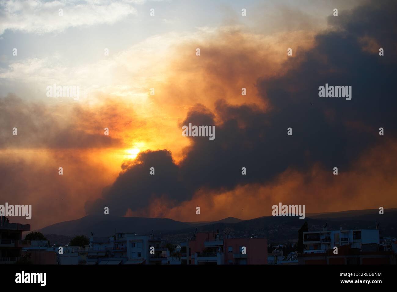 Feuer in der Nähe der Stadt, riesige Brandrauchwolke bei Sonnenuntergang, Volos, Griechenland, 26. Juli 2023 Stockfoto