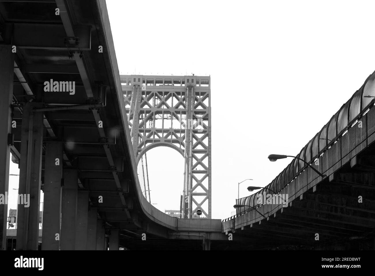 Blick von innen auf die Autobahnrampen in der Bronx in New York. Stockfoto