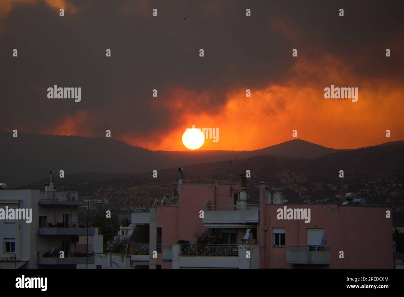 Feuer in der Nähe der Stadt, riesige Brandrauchwolke bei Sonnenuntergang, Volos, Griechenland, 26. Juli 2023 Stockfoto
