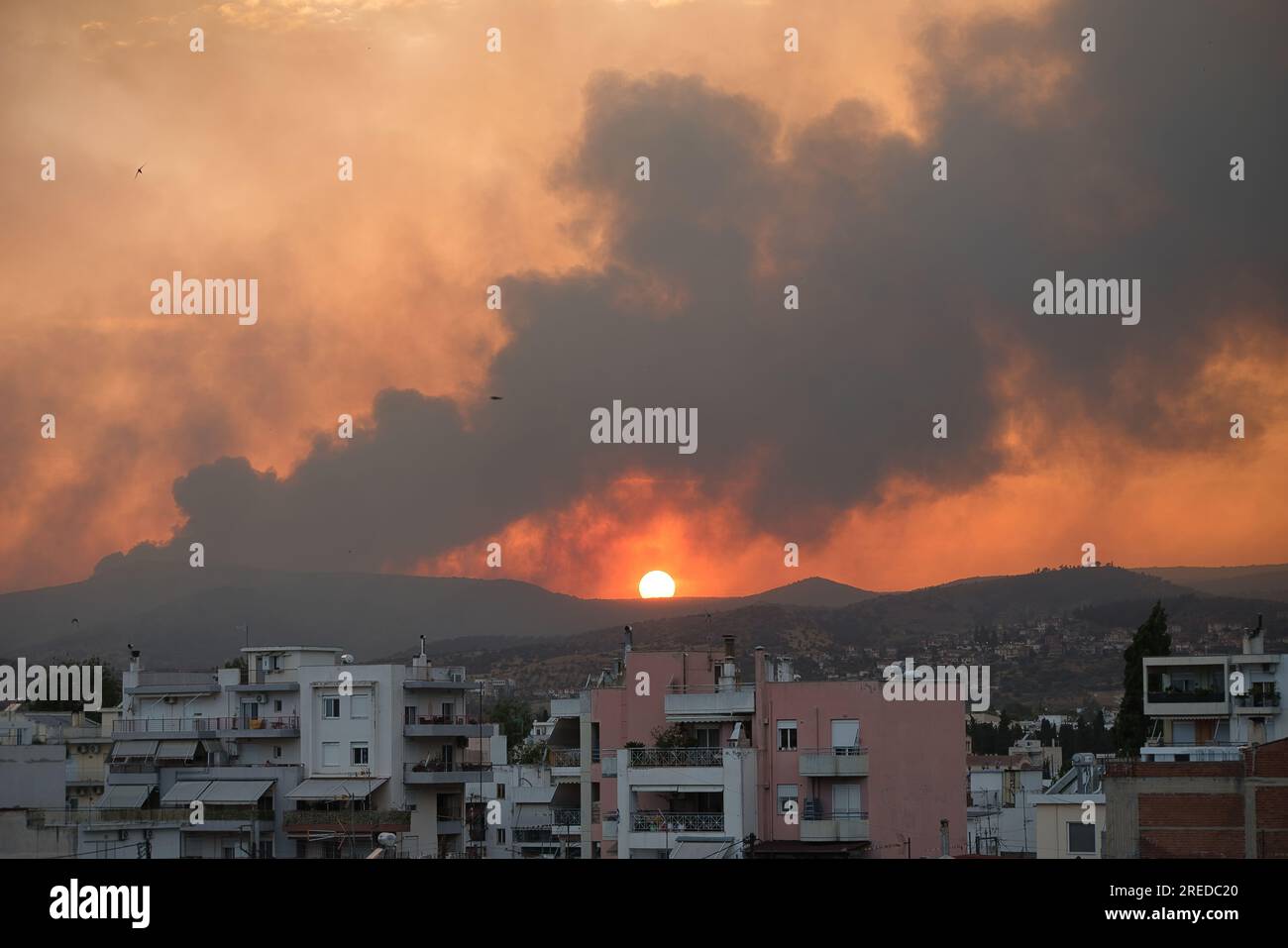 Feuer in der Nähe der Stadt, riesige Brandrauchwolke bei Sonnenuntergang, Volos, Griechenland, 26. Juli 2023 Stockfoto