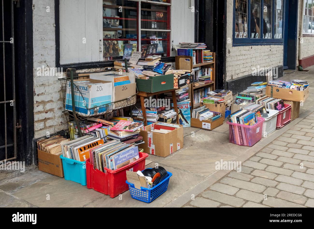 Secondhand Bücher und Schallplatten zum Verkauf außerhalb des Ladengeschäfts lokales unabhängiges Unternehmen Market Street Malton North Yorkshire England Großbritannien Stockfoto