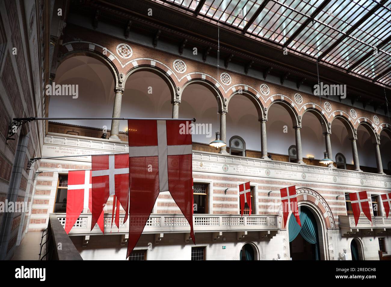 Detail der rechteckigen Haupthalle des Kopenhagener Rathauses Stockfoto