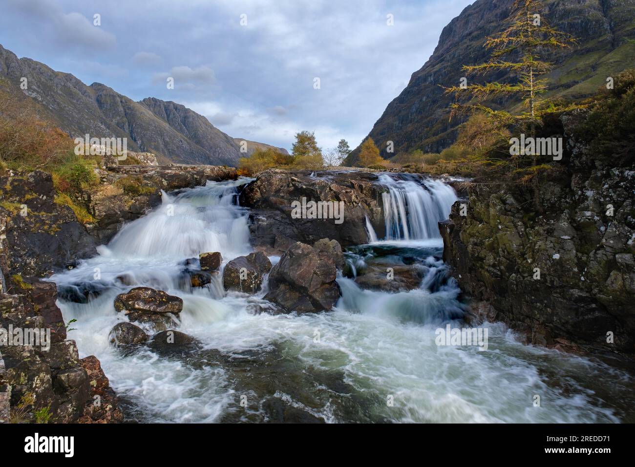Clachaig Falls ein kleiner Wasserfall am Fluss Coe in Glen Coe Stockfoto