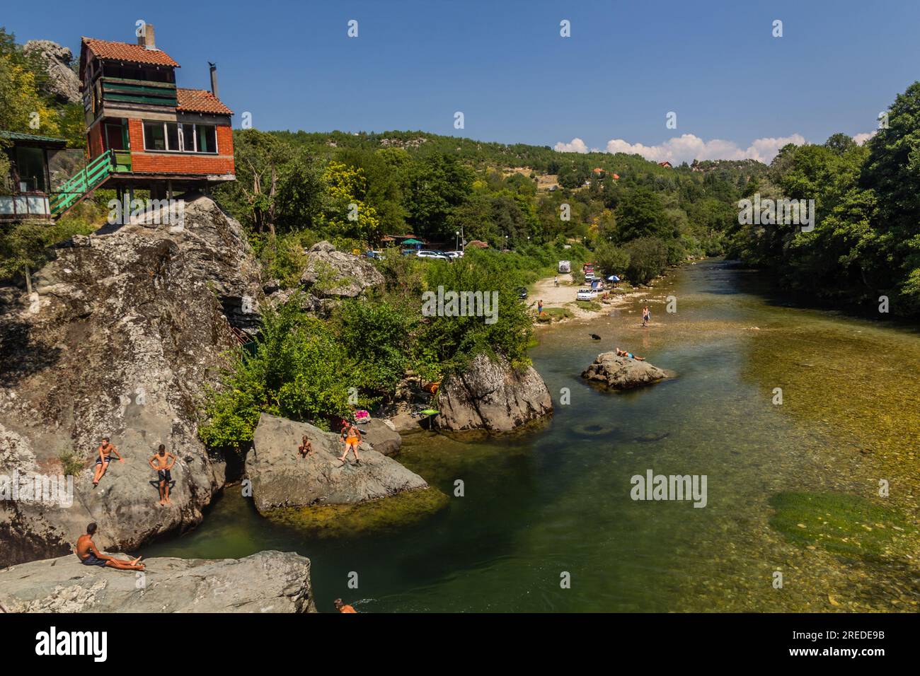 TRESKA, NORDMAZEDONIEN - 10. AUGUST 2019: Personen, die im Fluss Treska in der Nähe des Matka-Canyons in Nordmazedonien schwimmen Stockfoto