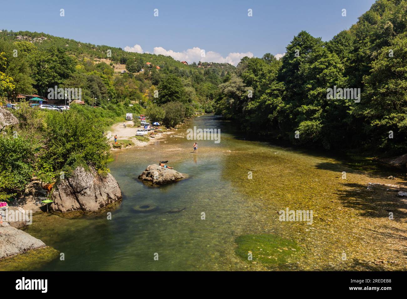 TRESKA, NORDMAZEDONIEN - 10. AUGUST 2019: Personen, die im Fluss Treska in der Nähe des Matka-Canyons in Nordmazedonien schwimmen Stockfoto