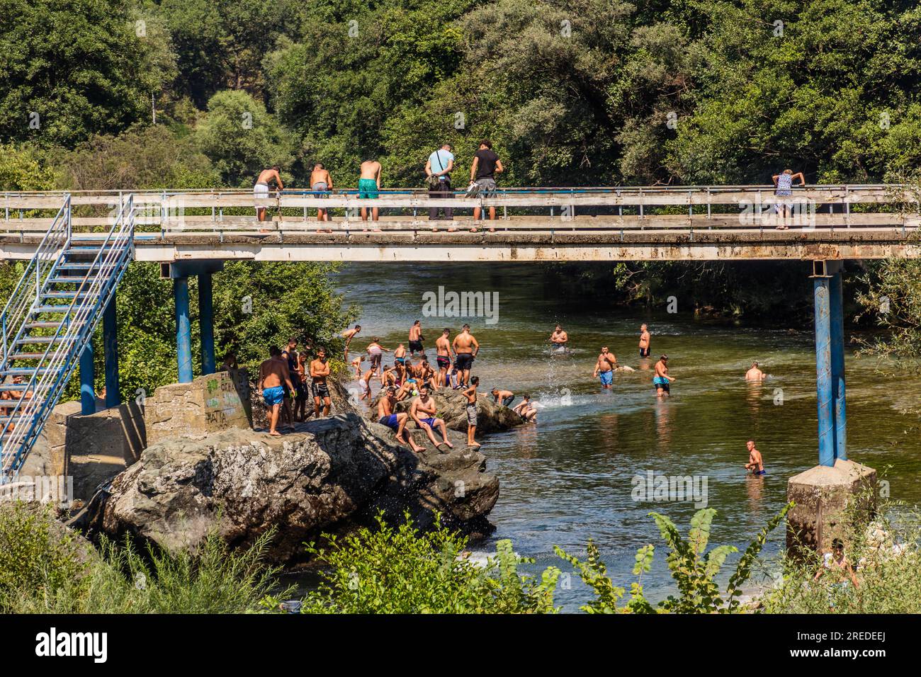 TRESKA, NORDMAZEDONIEN - 10. AUGUST 2019: Personen, die im Fluss Treska in der Nähe des Matka-Canyons in Nordmazedonien schwimmen Stockfoto